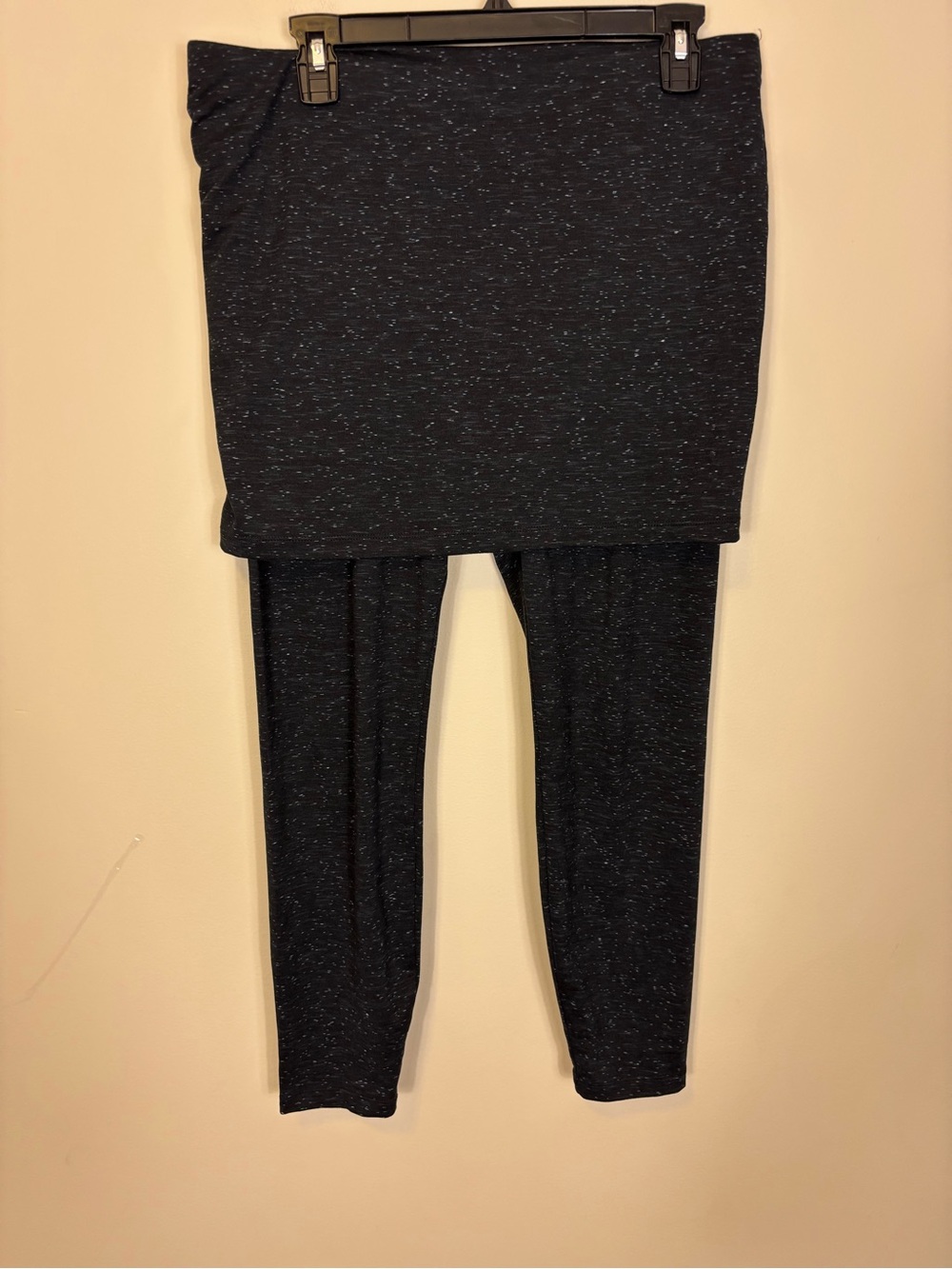 CAbi Women’s Spacedye Charcoal Black Speckled Skorted Leggings Medium Style 3210